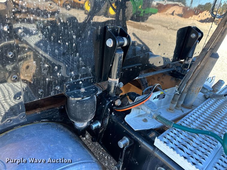 image for item ER8424 2013 Peterbilt 389 semi truck