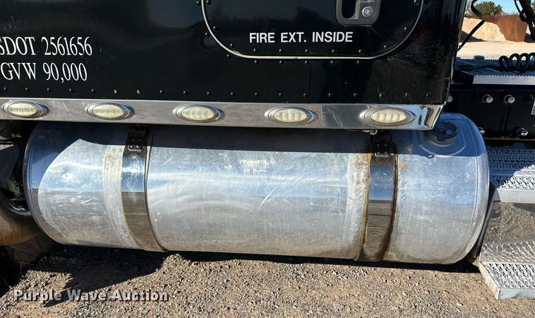 image for item ER8424 2013 Peterbilt 389 semi truck
