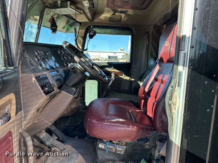 image for item ER8424 2013 Peterbilt 389 semi truck