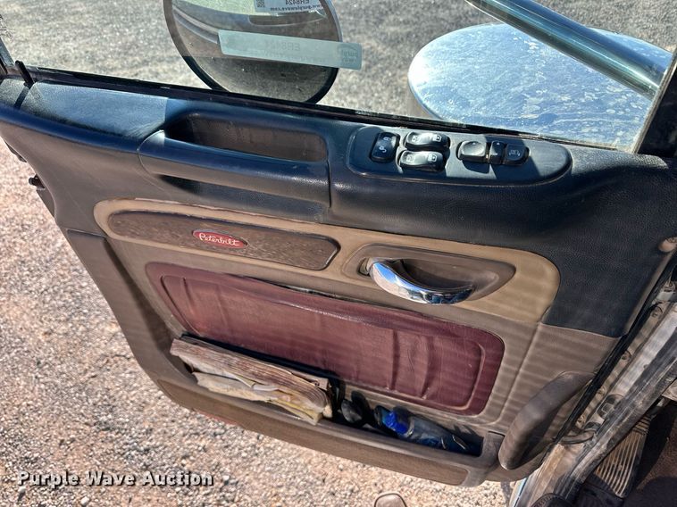 image for item ER8424 2013 Peterbilt 389 semi truck