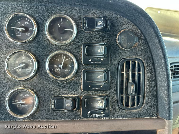 image for item ER8424 2013 Peterbilt 389 semi truck