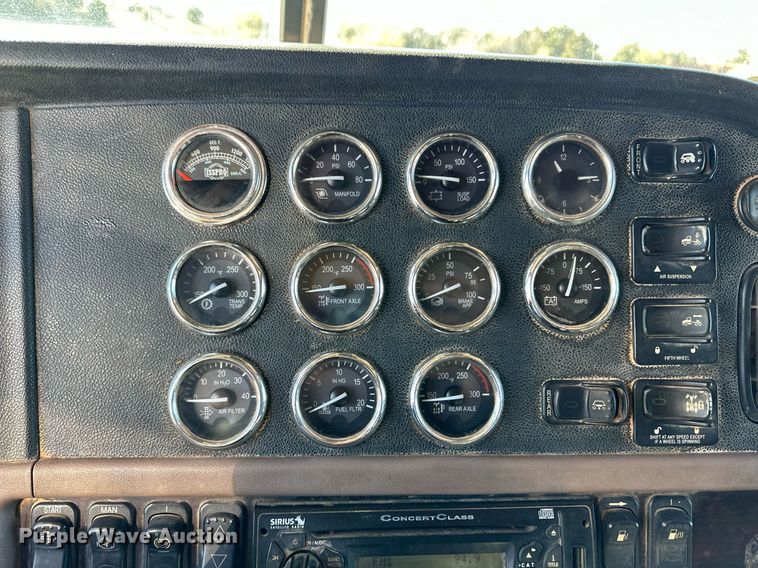 image for item ER8424 2013 Peterbilt 389 semi truck