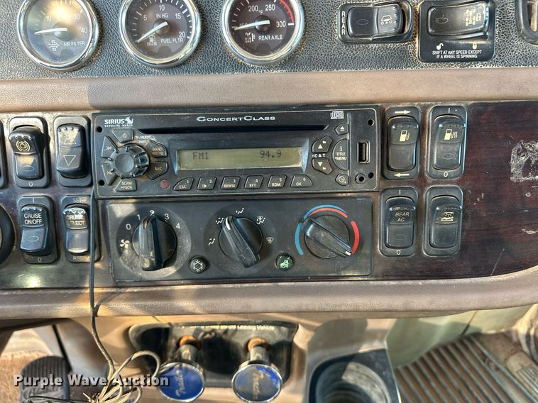 image for item ER8424 2013 Peterbilt 389 semi truck