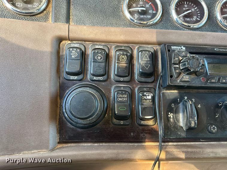 image for item ER8424 2013 Peterbilt 389 semi truck