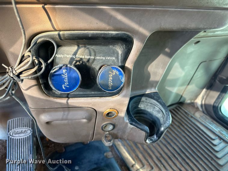 image for item ER8424 2013 Peterbilt 389 semi truck