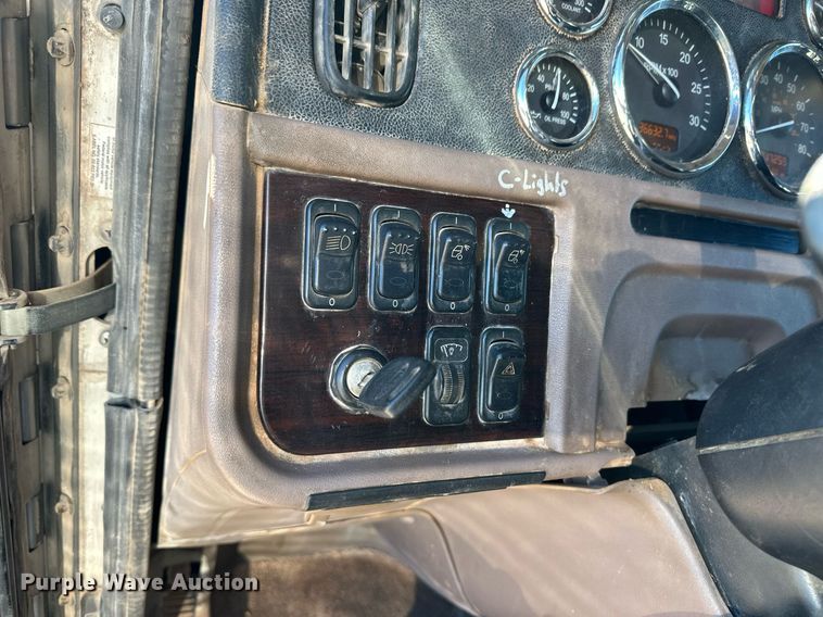 image for item ER8424 2013 Peterbilt 389 semi truck