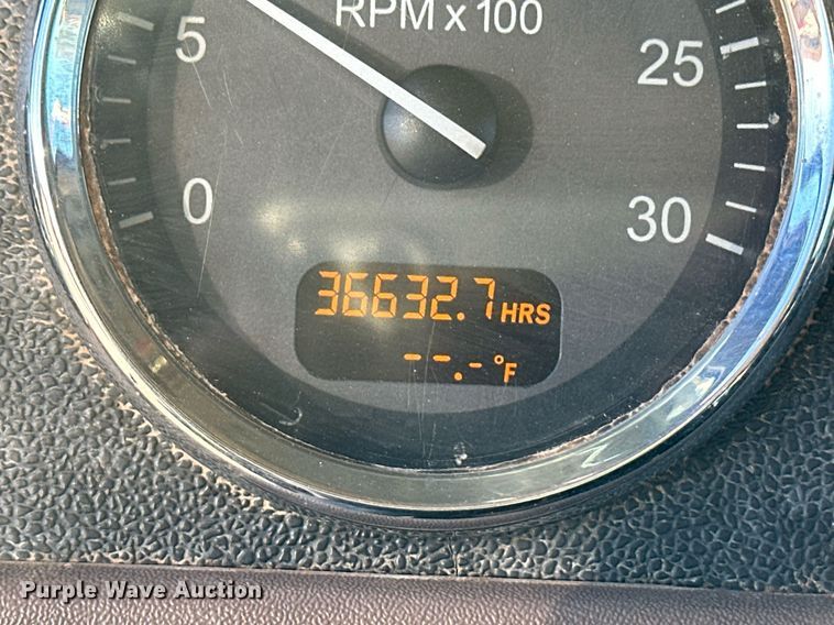 image for item ER8424 2013 Peterbilt 389 semi truck