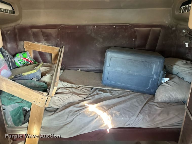 image for item ER8424 2013 Peterbilt 389 semi truck