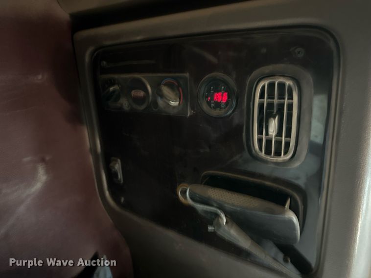 image for item ER8424 2013 Peterbilt 389 semi truck