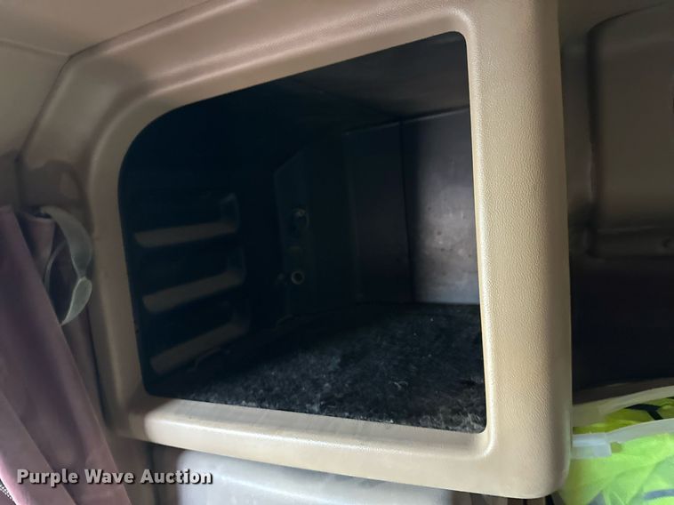 image for item ER8424 2013 Peterbilt 389 semi truck