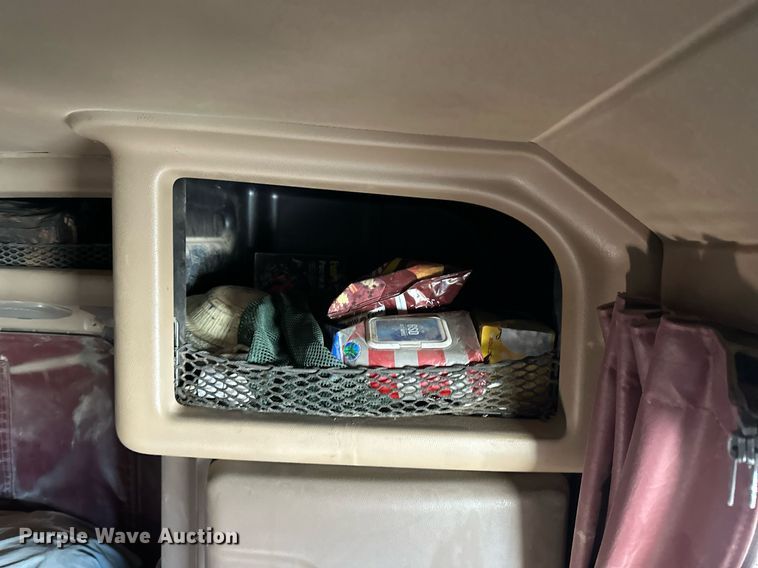 image for item ER8424 2013 Peterbilt 389 semi truck