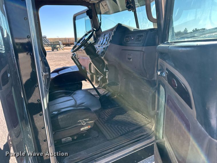 image for item ER8424 2013 Peterbilt 389 semi truck