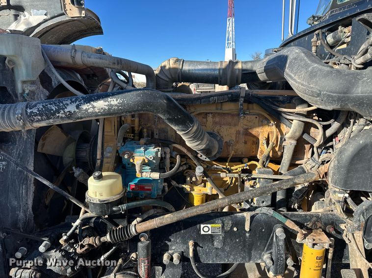 image for item ER8424 2013 Peterbilt 389 semi truck