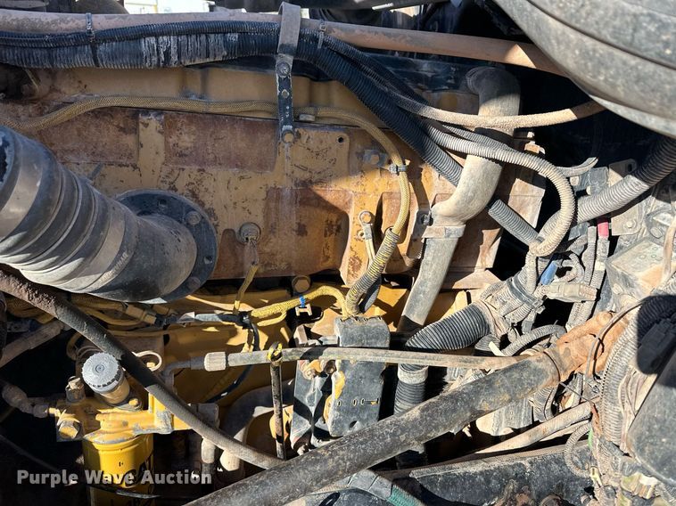 image for item ER8424 2013 Peterbilt 389 semi truck