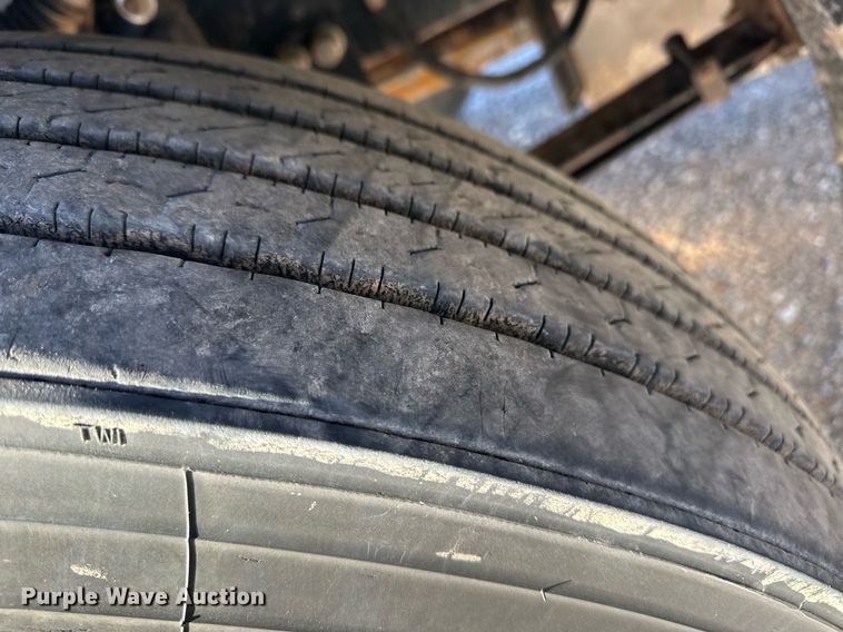 image for item ER8424 2013 Peterbilt 389 semi truck