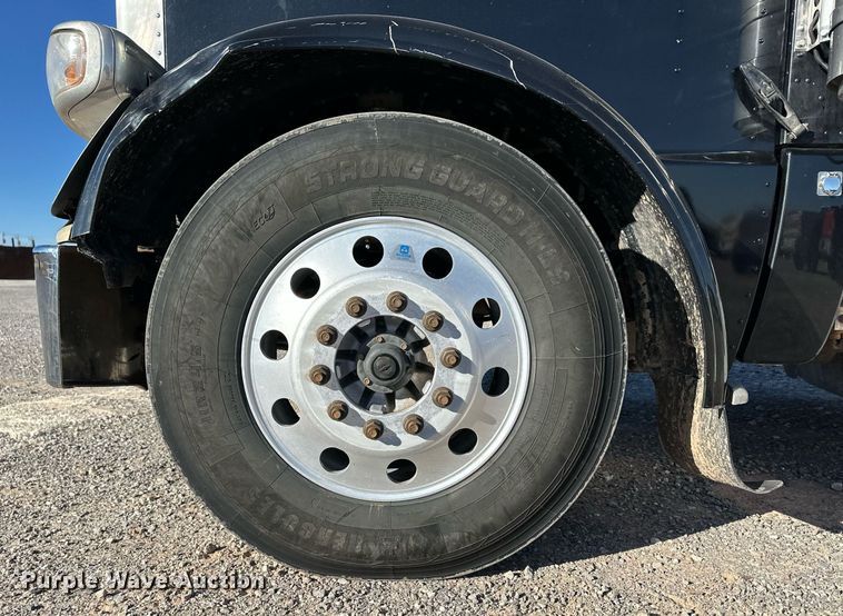 image for item ER8424 2013 Peterbilt 389 semi truck