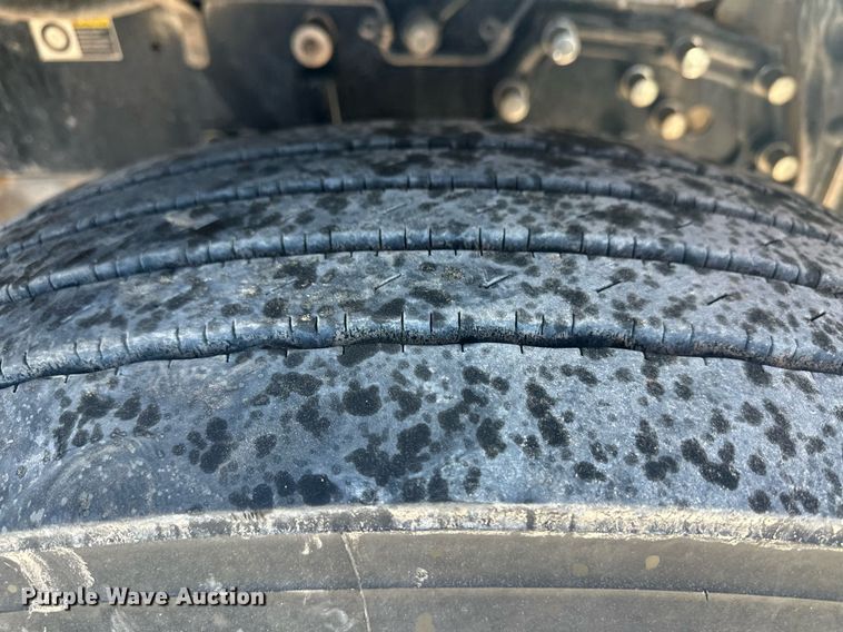 image for item ER8424 2013 Peterbilt 389 semi truck