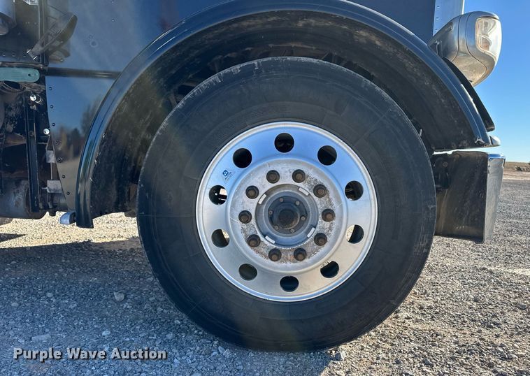 image for item ER8424 2013 Peterbilt 389 semi truck