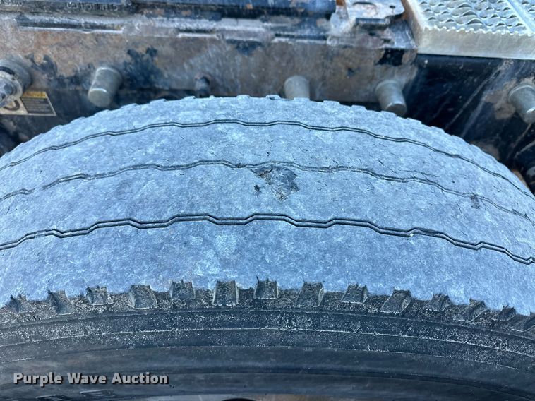 image for item ER8424 2013 Peterbilt 389 semi truck