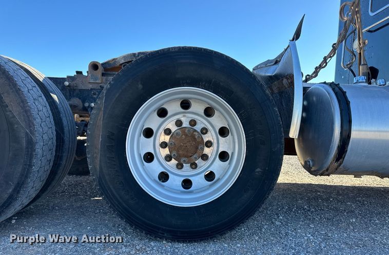 image for item ER8424 2013 Peterbilt 389 semi truck