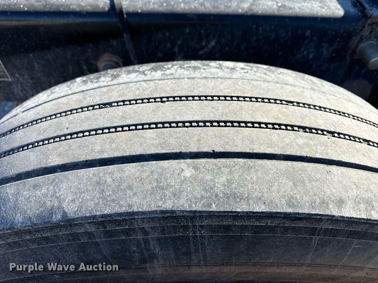 image for item ER8424 2013 Peterbilt 389 semi truck