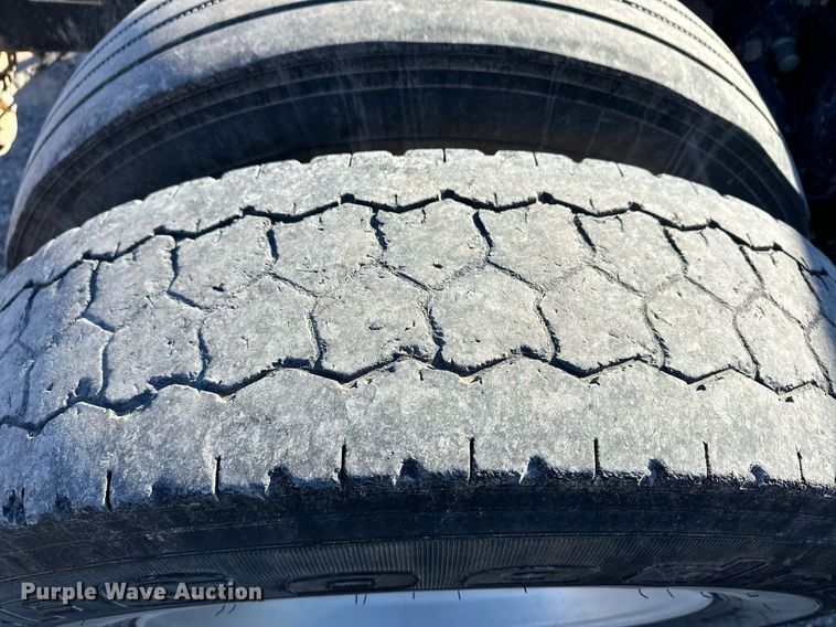 image for item ER8424 2013 Peterbilt 389 semi truck