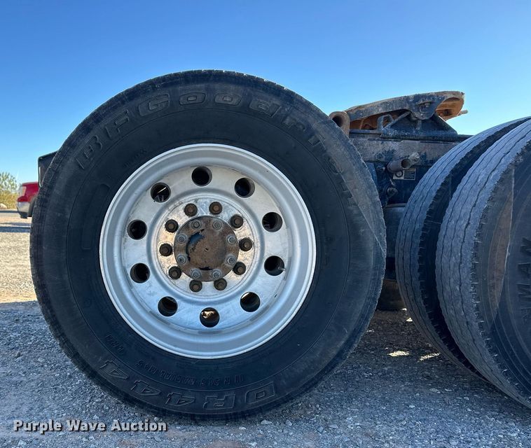 image for item ER8424 2013 Peterbilt 389 semi truck