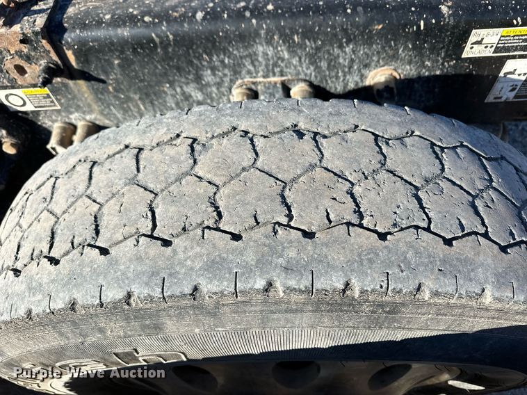 image for item ER8424 2013 Peterbilt 389 semi truck