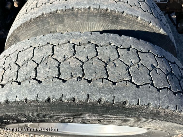 image for item ER8424 2013 Peterbilt 389 semi truck