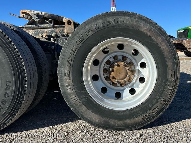 image for item ER8424 2013 Peterbilt 389 semi truck