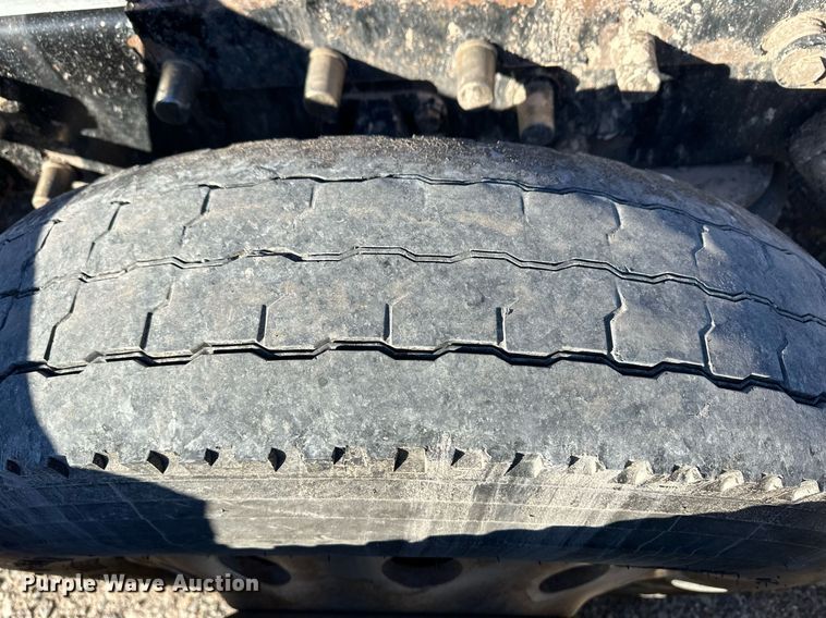 image for item ER8424 2013 Peterbilt 389 semi truck