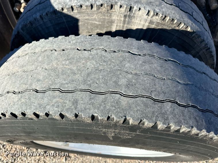 image for item ER8424 2013 Peterbilt 389 semi truck