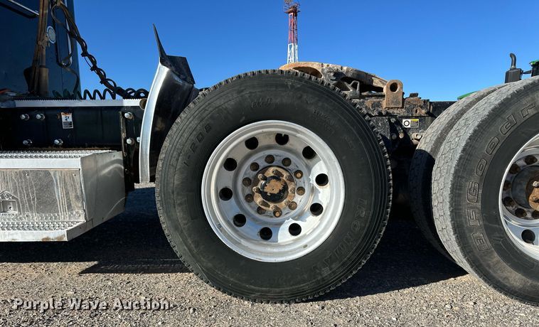 image for item ER8424 2013 Peterbilt 389 semi truck