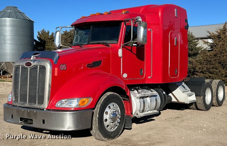 image for item ER8429 2014 Peterbilt 386 semi truck
