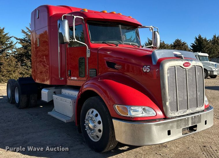 image for item ER8429 2014 Peterbilt 386 semi truck