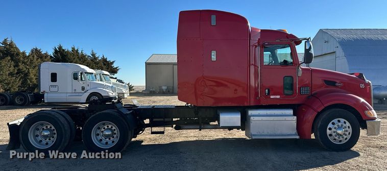 image for item ER8429 2014 Peterbilt 386 semi truck