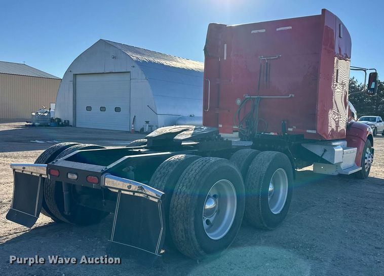 image for item ER8429 2014 Peterbilt 386 semi truck