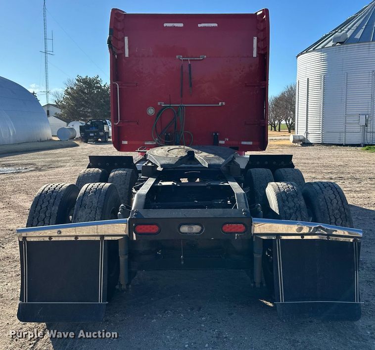 image for item ER8429 2014 Peterbilt 386 semi truck