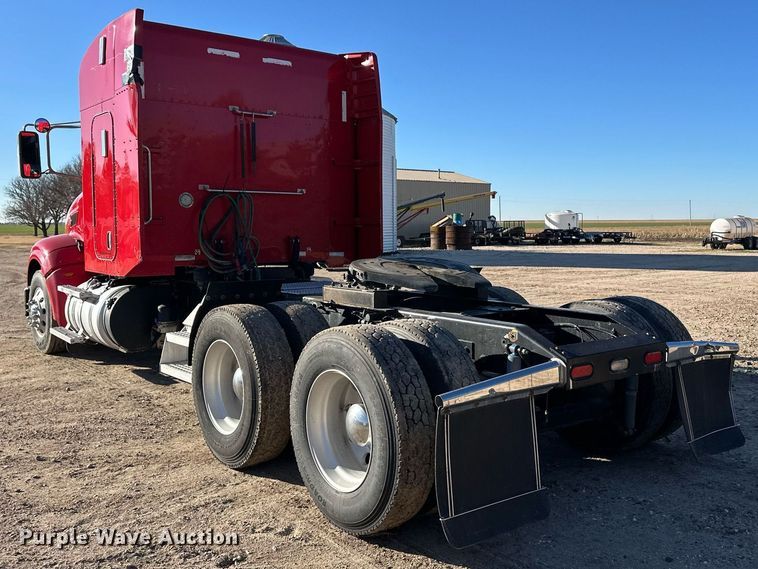 image for item ER8429 2014 Peterbilt 386 semi truck