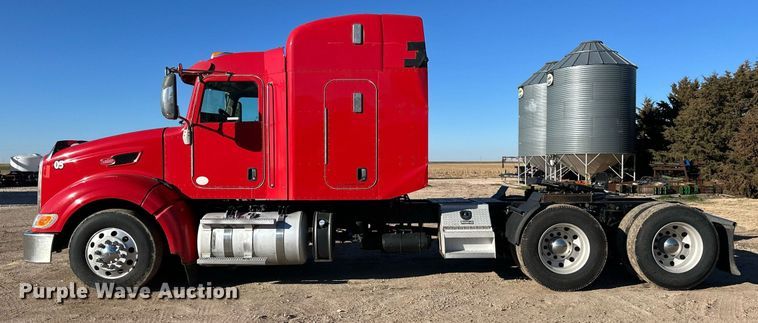 image for item ER8429 2014 Peterbilt 386 semi truck