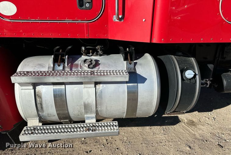 image for item ER8429 2014 Peterbilt 386 semi truck
