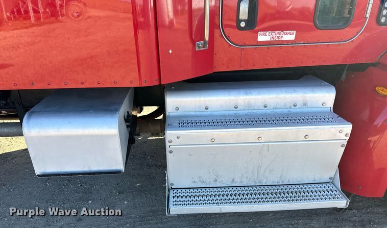 image for item ER8429 2014 Peterbilt 386 semi truck