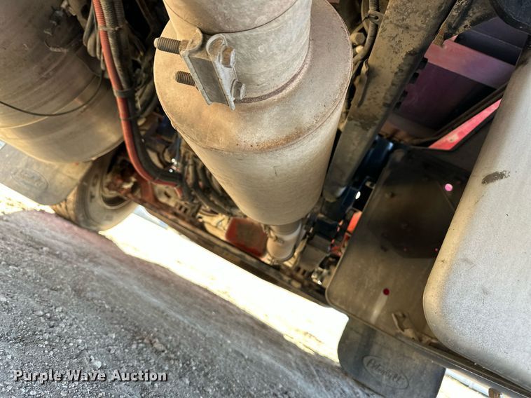 image for item ER8429 2014 Peterbilt 386 semi truck