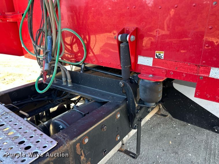 image for item ER8429 2014 Peterbilt 386 semi truck