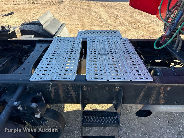 image for item ER8429 2014 Peterbilt 386 semi truck