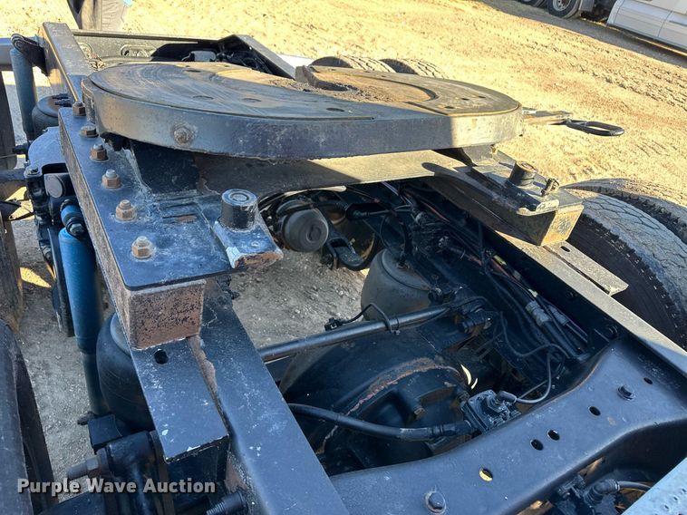 image for item ER8429 2014 Peterbilt 386 semi truck