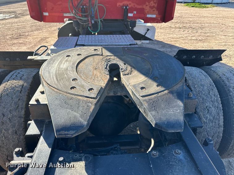 image for item ER8429 2014 Peterbilt 386 semi truck