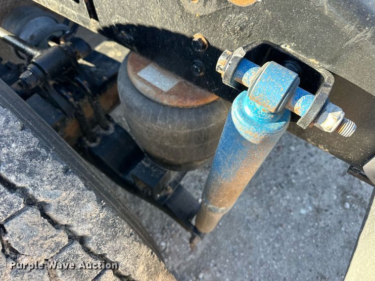 image for item ER8429 2014 Peterbilt 386 semi truck