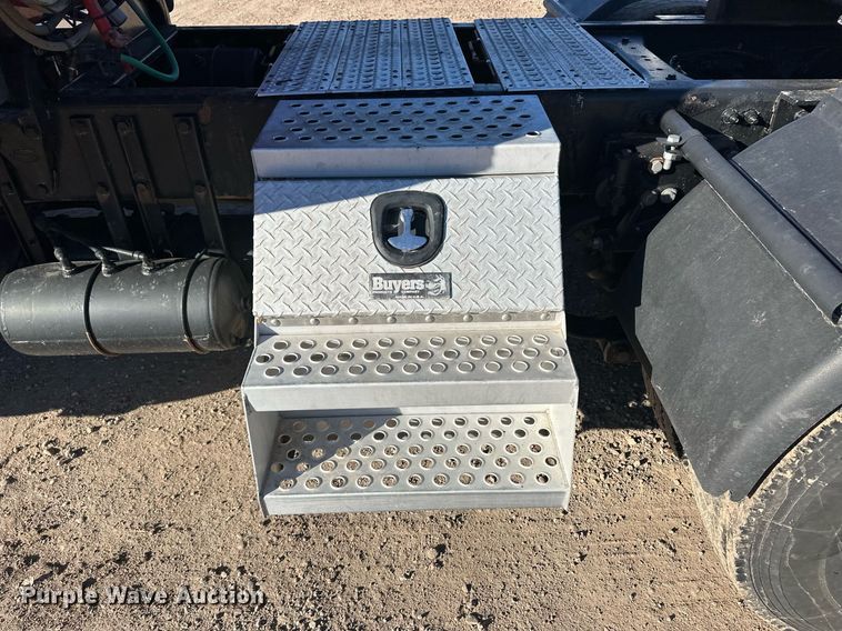 image for item ER8429 2014 Peterbilt 386 semi truck