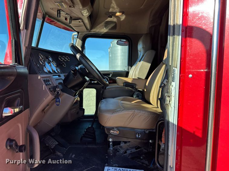 image for item ER8429 2014 Peterbilt 386 semi truck